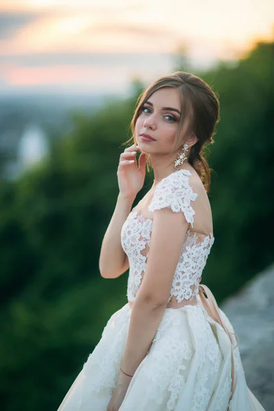 Senhora elegante em vestido branco. Modelo jovem em vestido de noite — Fotografia de Stock