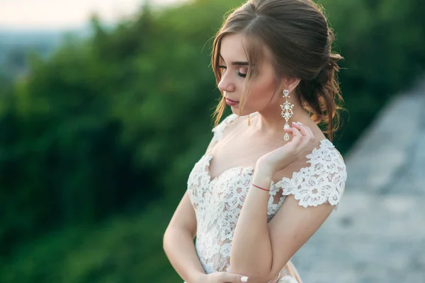 Elegante Dame im weißen Kleid. junges Model im Abendkleid — Stockfoto