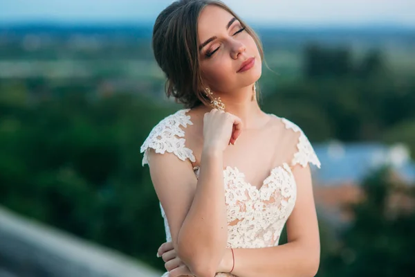 Elegante dame in witte jurk. Jonge model in avondjurk — Stockfoto