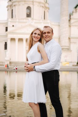 Mutlu çift Avusturya'da Viyana yürüme. Birbirimizi seviyoruz ve zaman geçirdik