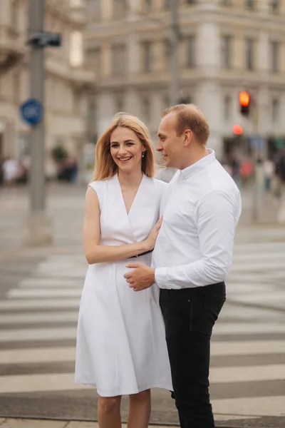 Mooie paar wandelen rond de stad. In de zomer regent het — Stockfoto