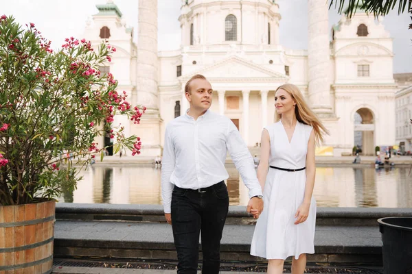 Lyckligt par promenader i Österrike, Wien. De älskar varandra och umgåtts tillsammans — Stockfoto