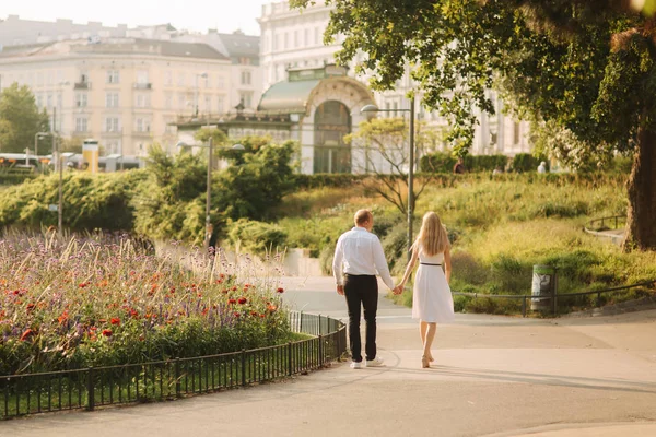 젊은 아름 다운 부부, 흰색 셔츠에 남편과 아내 여름 시간에 공원 주위를 산책 드레스 — 스톡 사진