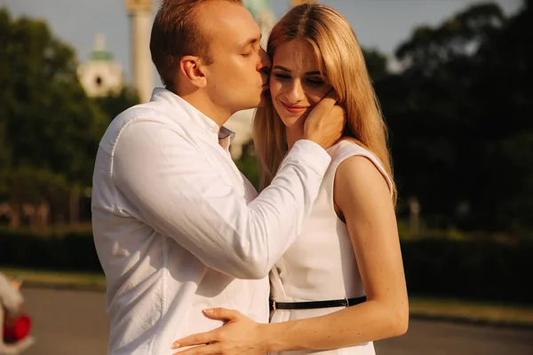 Pareja feliz caminando por la ciudad por el parque Ropa blanca y negra — Foto de Stock