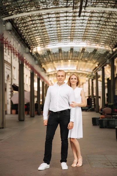 Bon couple se promène dans le centre de la ville. Wiena, Autriche — Photo