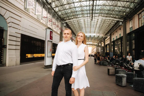 Lyckligt par promenad i centrum av staden. Wiena, Österrike — Stockfoto