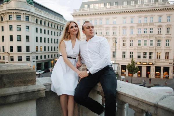 Heureux couple se trouvent à la frontière en face de la ville. Homme et femme vêtus de blanc. Wiena, Autriche — Photo