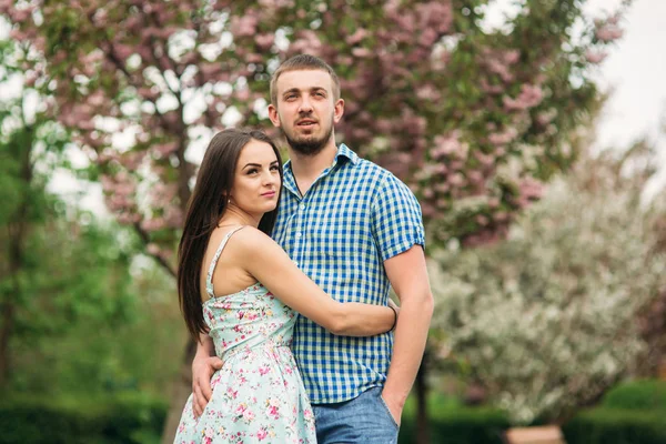 Schöne Mädchen mit schönen Mann im Park — Stockfoto