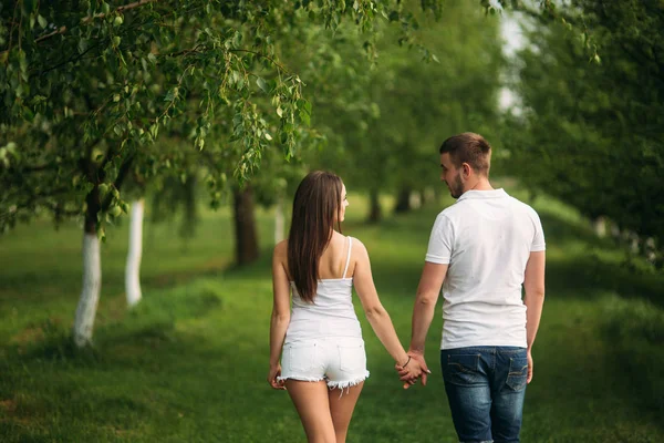 Мужчина и девушка гуляют по парку. Красивая пара — стоковое фото