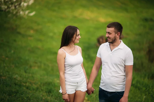 Randki w parku. Miłość para stojący ze sobą na trawie w pobliżu jeziora. Romans i miłość — Zdjęcie stockowe