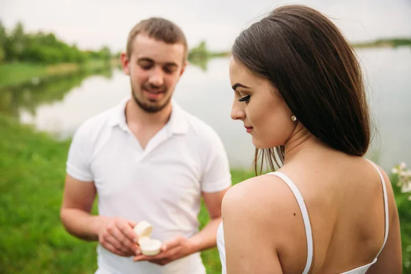 El hombre le hace una propuesta de matrimonio a una chica. Le da un anillo para el compromiso — Foto de Stock