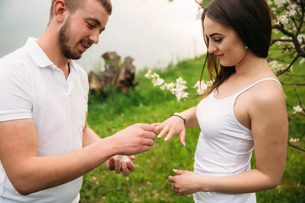 Člověk dělá marrige návrh k dívce. Dává jí prsten na zakázku — Stock fotografie