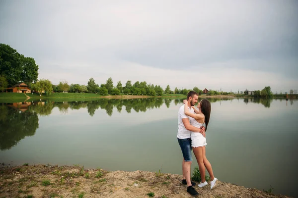 Pár v lásce se nevyčítali poblíž jezera — Stock fotografie