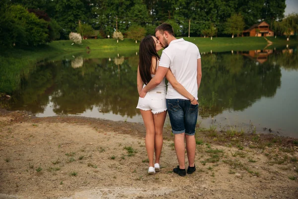 Foto ze zad. Pár drží dědic ruce do kapsy — Stock fotografie