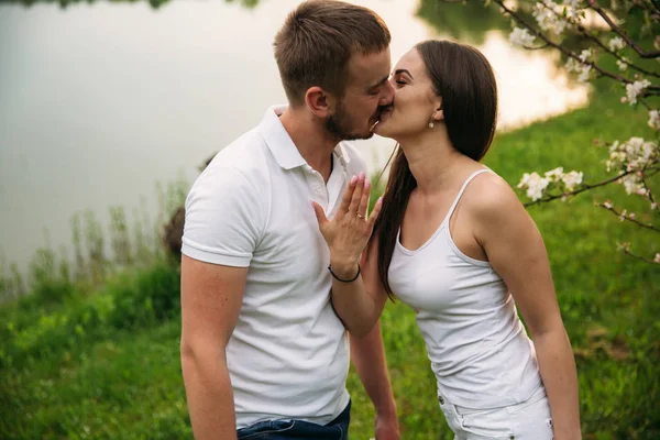 Man maakt een marrige voorstel aan een meisje. Geeft haar een ring voor het engagement — Stockfoto