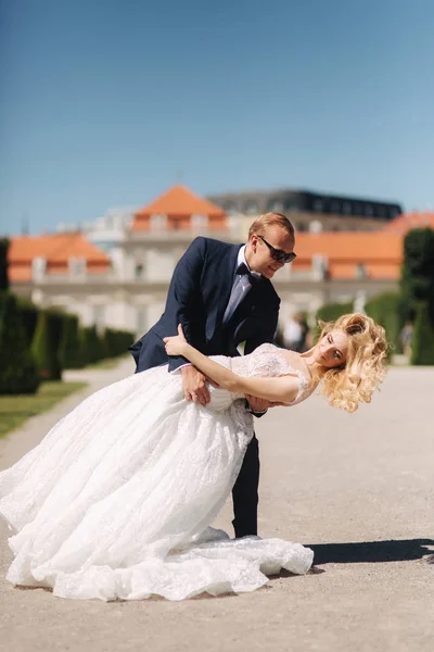 新郎跳舞与新娘在 pakr 附近的宫殿在 Wiena, 奥地利 — 图库照片