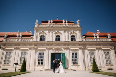 Belvedere Sarayı yürüme onun yakışıklı damat ile güzel genç gelin