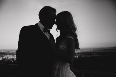 Siluetinin düğün çift şehrin arka planda stand