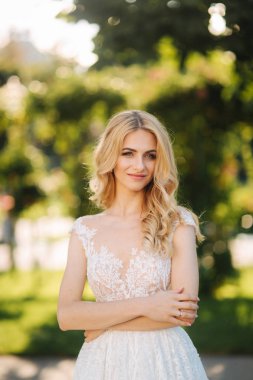 Yeşil renkli park fron tribünde Genç gelin