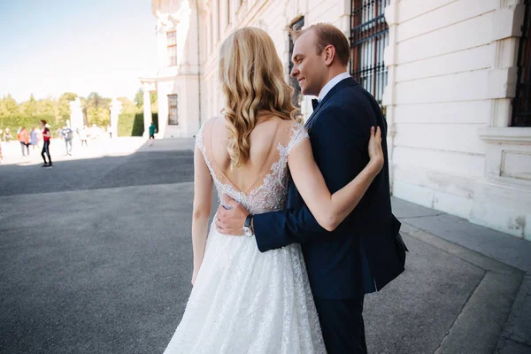 Esposa com o marido a passar pelo palácio. eles passam o tempo togeter — Fotografia de Stock