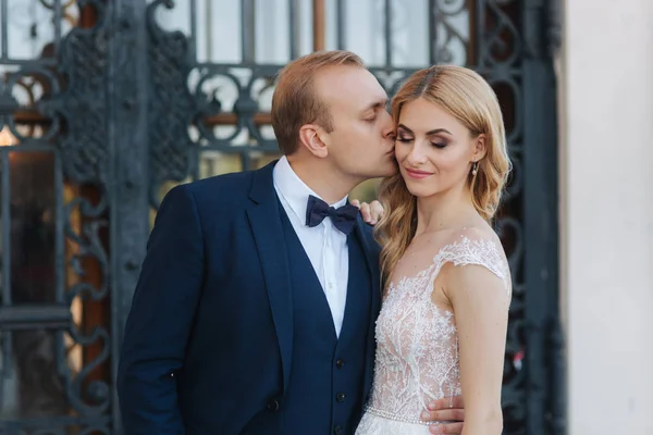 Esposa com o marido a passar pelo palácio. eles passam o tempo togeter — Fotografia de Stock