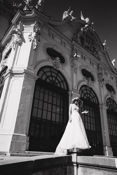 Vackra brud i lyx bröllopsklänning framför palatset — Stockfoto