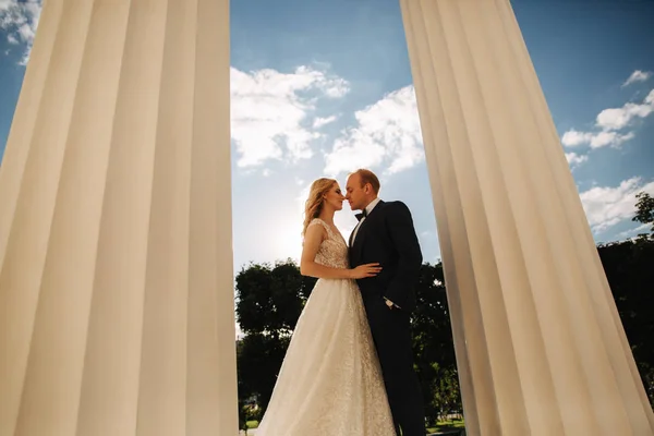 Casamento na Grécia. noivo e noiva ficar perto da grande coluna — Fotografia de Stock