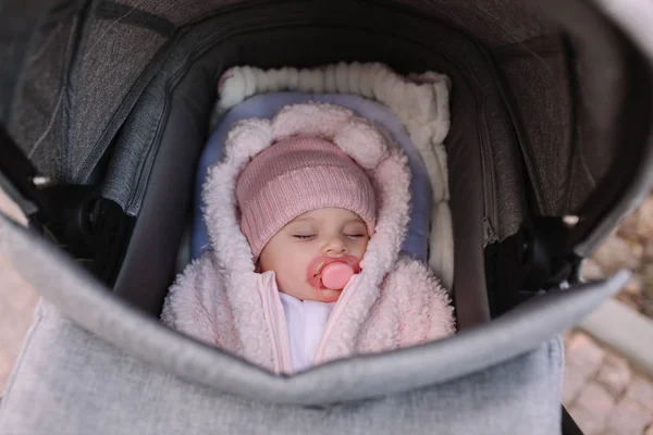 Kleine baby in wandelwagen. Schattige baby meisje slapen in Pram — Stockfoto