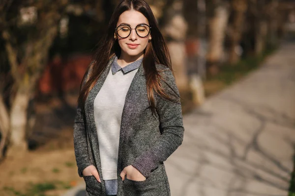 Hermosa chica en chaqueta gris y camisa usar gafas de sol de moda — Foto de Stock