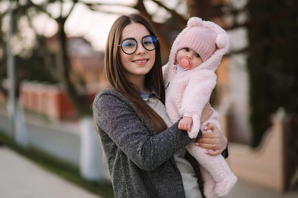 Jonge moeder met haar kleine baby. Mam Hold baby op handen. Gelukkige familie — Stockfoto