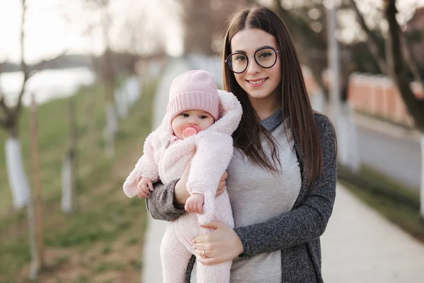 Mama cu fetiţa ei de patru luni afară. Familie fericită — Fotografie, imagine de stoc