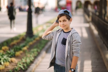 Genç çocuk şapka giyiyor. Şık erkek dışında