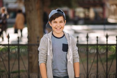 Şehir içinde Cap yürüyüş yakışıklı çocuk