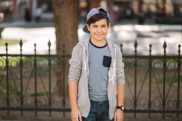 Netter Junge, der durch die Stadt läuft. Stilvoller Teenager-Junge draußen — Stockfoto