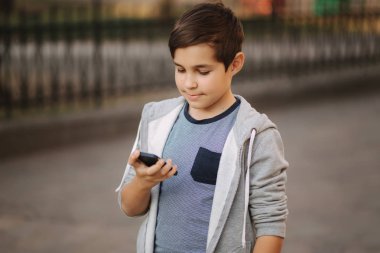 Genç Smartphone kapatın. O güç düğmesine parmak koydu