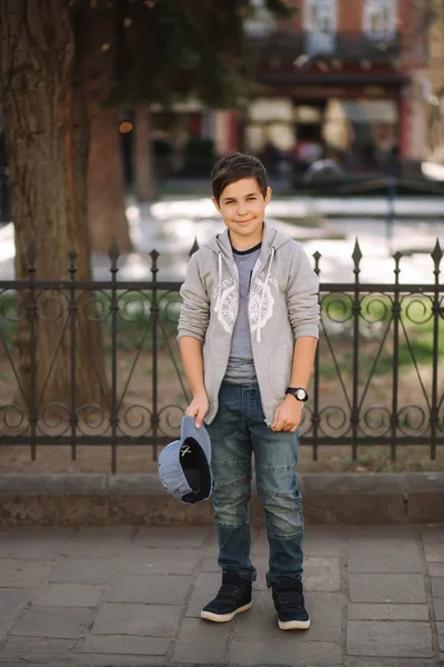 Un bel ragazzo che cammina in citta '. Elegante ragazzo adolescente fuori — Foto Stock