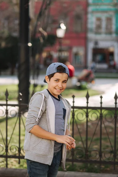 Cute Boy spaceru w mieście. Stylowy nastoletni chłopiec na zewnątrz — Zdjęcie stockowe