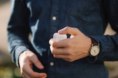 Elle kablosuz kulaklıklar için adam tutun durumda kapatmak