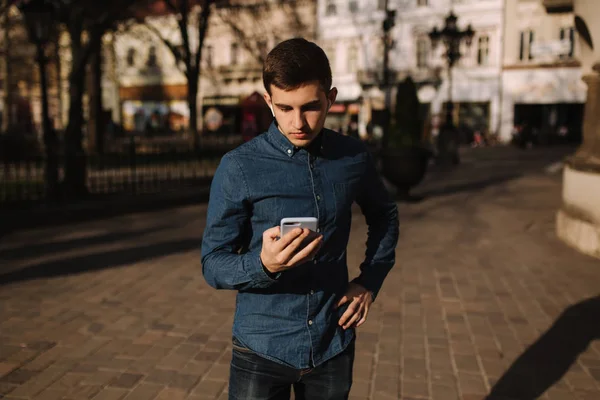 Homme utiliser un téléphone portable à l'extérieur. Météo estivale — Photo