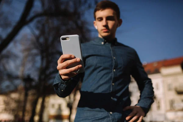 Buttom-Ansicht des Menschen mit einem Telefon. Junge Bloggerin richtet Botschaft an Follower — Stockfoto