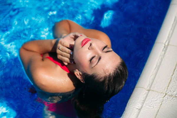 Mujer elegante con maquillaje impermeable de moda en la piscina. Chica sexy. vista desde la parte superior —  Fotos de Stock