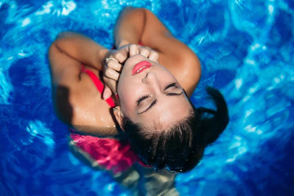 Mujer elegante con maquillaje impermeable de moda en la piscina. Chica sexy. vista desde la parte superior —  Fotos de Stock