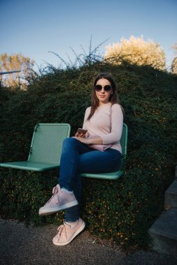 Mavi elbiseli güzel bir kız parkta yürüyor. Güneşli bir gün. Yaz