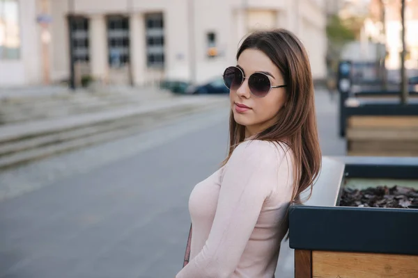 Portret van beautiul meisje in zonnebrillen. Vrouwelijk wandelen buiten — Stockfoto