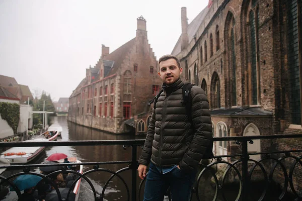 Un joven caminando por Bélgica, Brujas. Turista masculino — Foto de Stock