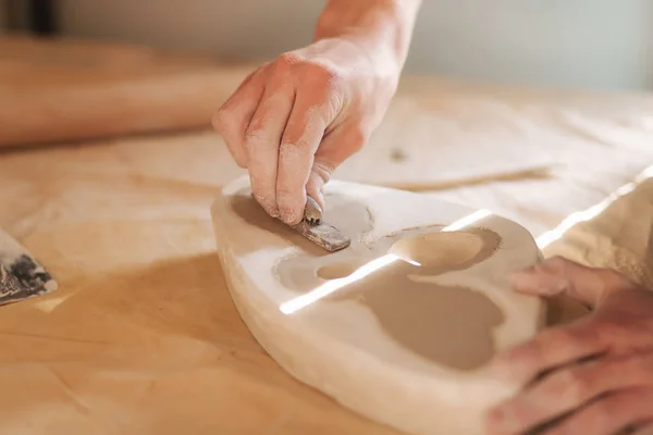 Stämpel på Clay Butterfly. Keramisk produkt. Hand of man på bordet — Stockfoto