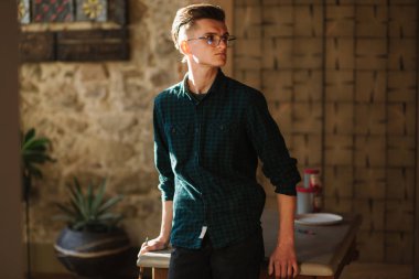 Adam bir fırça tutan ve masaya eğildi