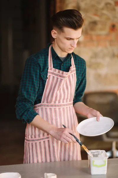 Aardewerk in Potters hand. Kunstenaar maken ornament op keramisch product. Mannelijke Potter werken — Stockfoto