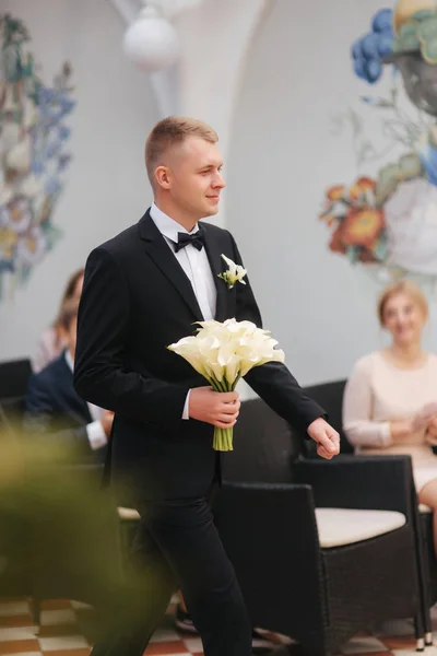 Brudgummen gå till bruden på bröllopsceremonin — Stockfoto