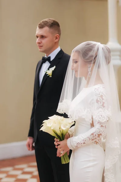 Жених и невеста на свадебной церемонии снаружи — стоковое фото
